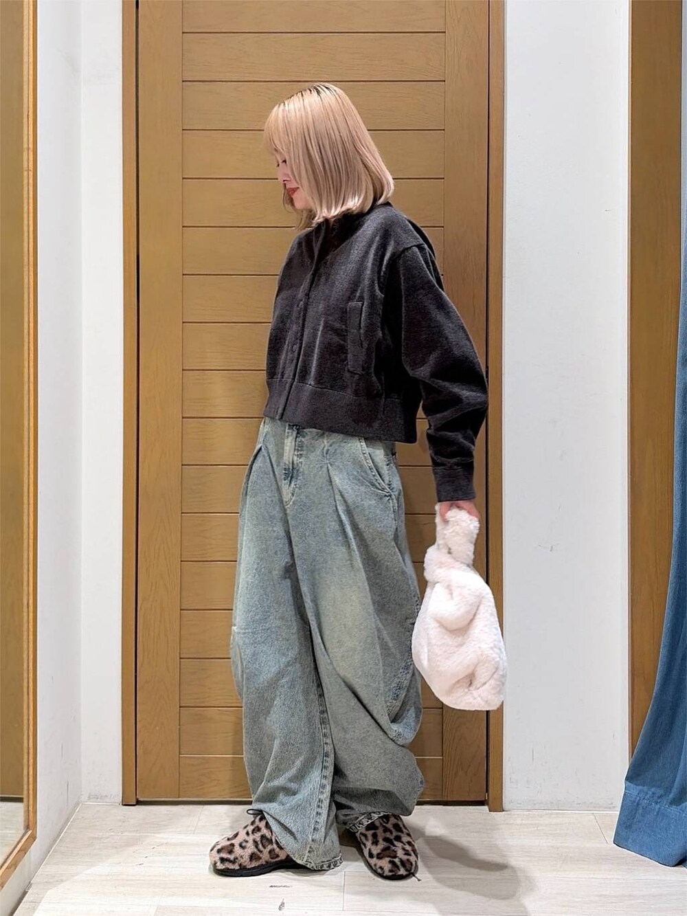 その他のその他シューズ、ベージュ系のハンドバッグ、ブルー系のデニムパンツを着用したレディースの秋コーディネートの3枚目の写真