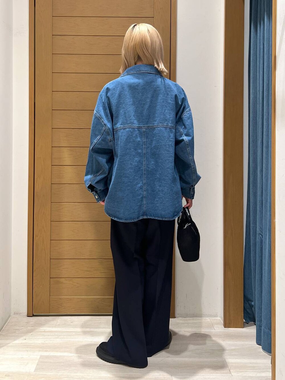 ブルー系のその他パンツ、その他のローファー、ブラック系のショルダーバッグを着用したレディースの冬コーディネートの2枚目の写真