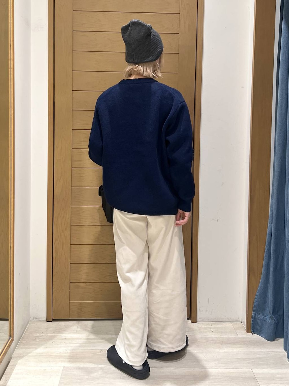 ブラック系のハンドバッグ、ホワイト系のその他パンツ、ブルー系のニット/セーターを着用したレディースの冬コーディネートの4枚目の写真