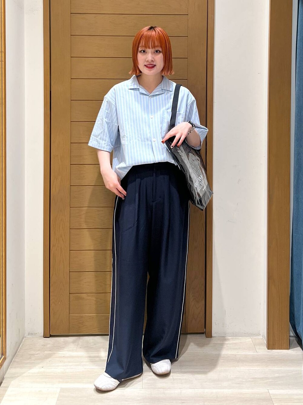 ブラック系のトートバッグ、ブルー系のその他パンツ、イエロー系のシャツ/ブラウスを着用したレディースの夏コーディネートの2枚目の写真