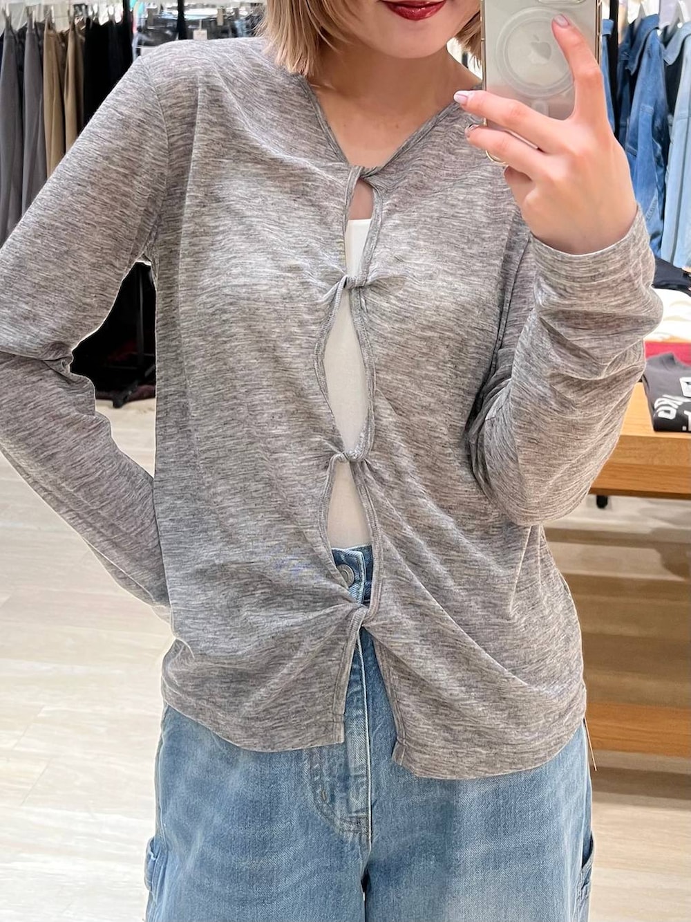 グレー系のTシャツ/カットソー、ホワイト系のインナーウェア/肌着を着用したレディースの春コーディネートの2枚目の写真