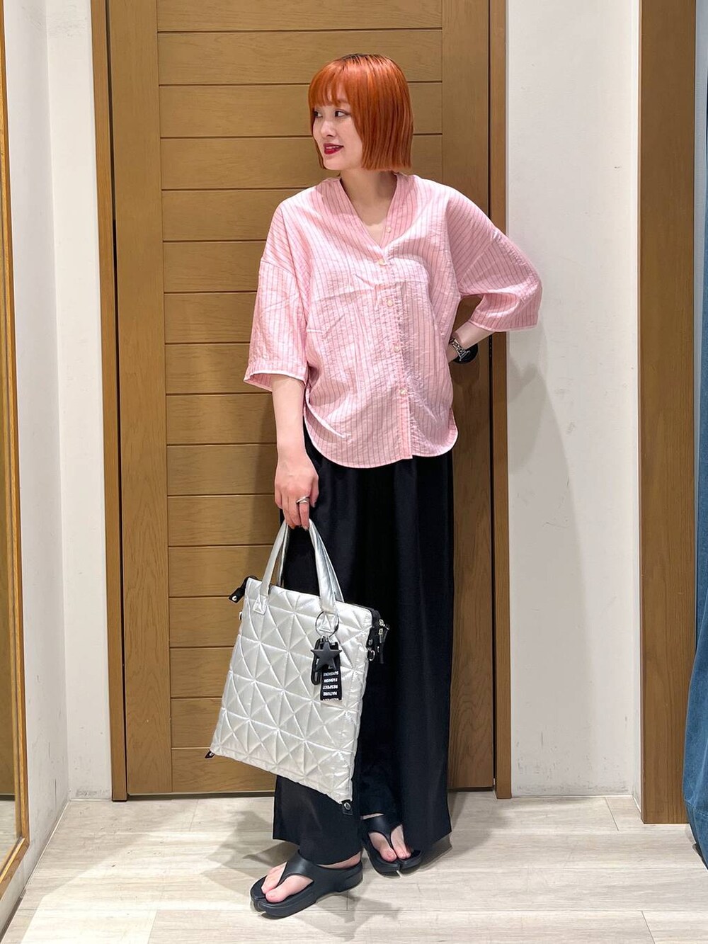 ブラック系のその他パンツ、ピンク系のシャツ/ブラウス、シルバー系のトートバッグを着用したレディースの夏コーディネートの2枚目の写真
