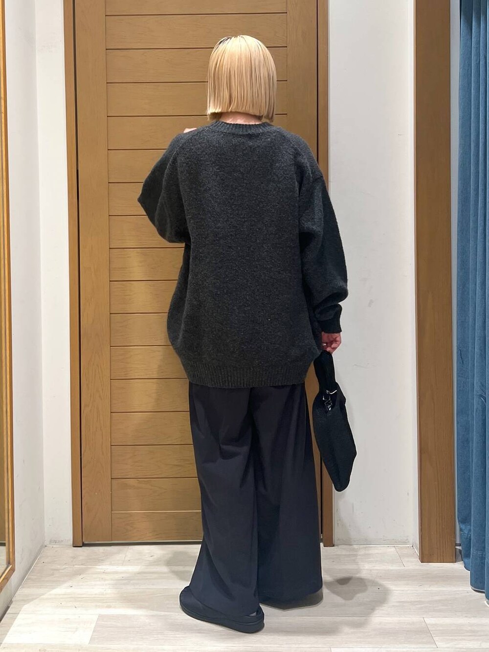 ブラック系のその他パンツ、グレー系のニット/セーター、ブラック系のハンドバッグを着用したレディースの冬コーディネートの4枚目の写真