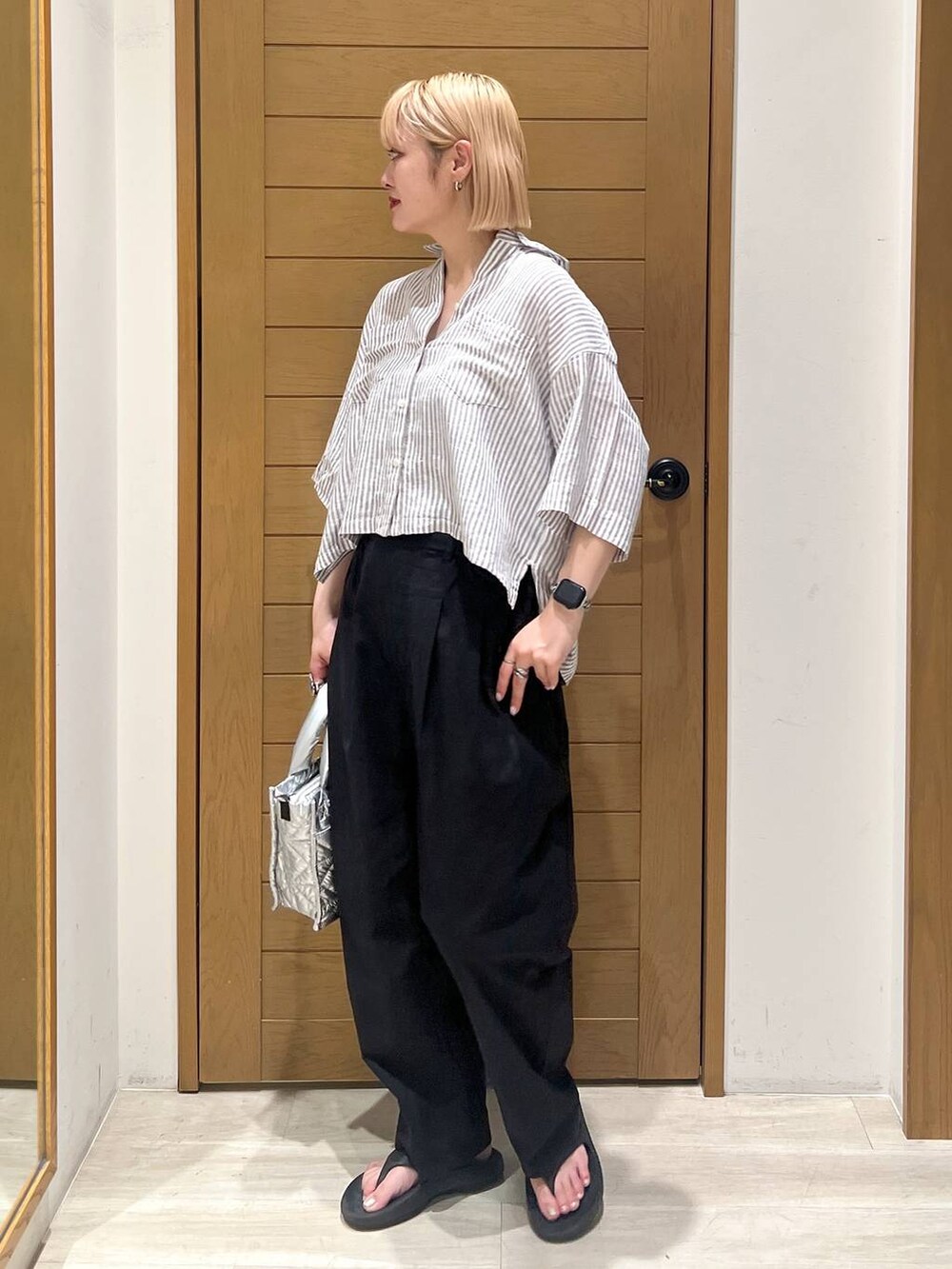 シルバー系のショルダーバッグ、グレー系のシャツ/ブラウス、ブラック系のその他パンツを着用したレディースの夏コーディネートの3枚目の写真