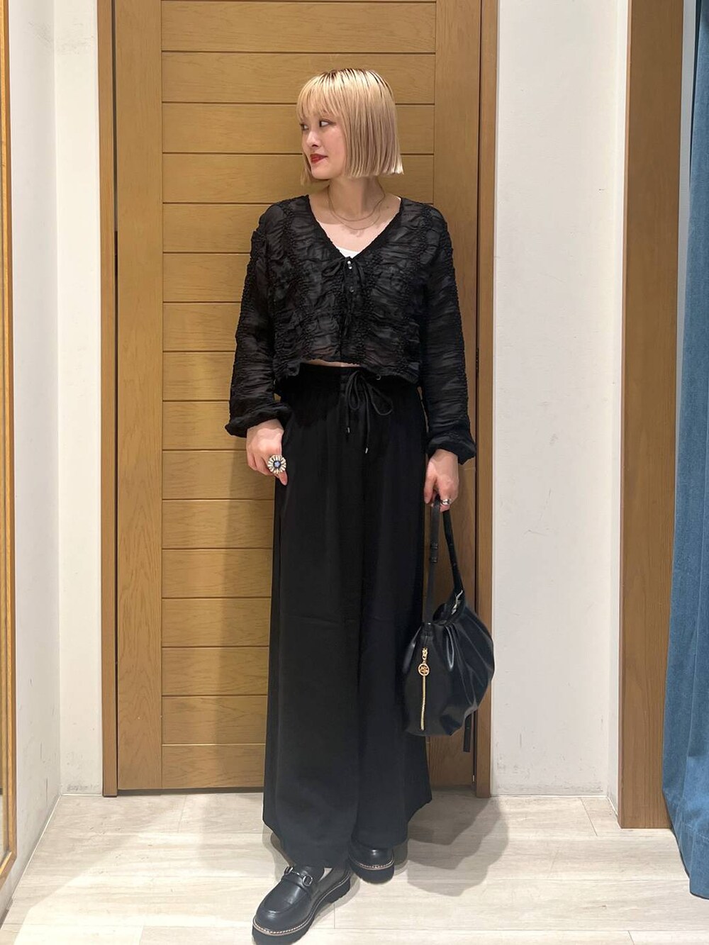 ブラック系のその他パンツ、ブラック系のローファー、ブラック系のトートバッグを着用したレディースの秋コーディネートの3枚目の写真