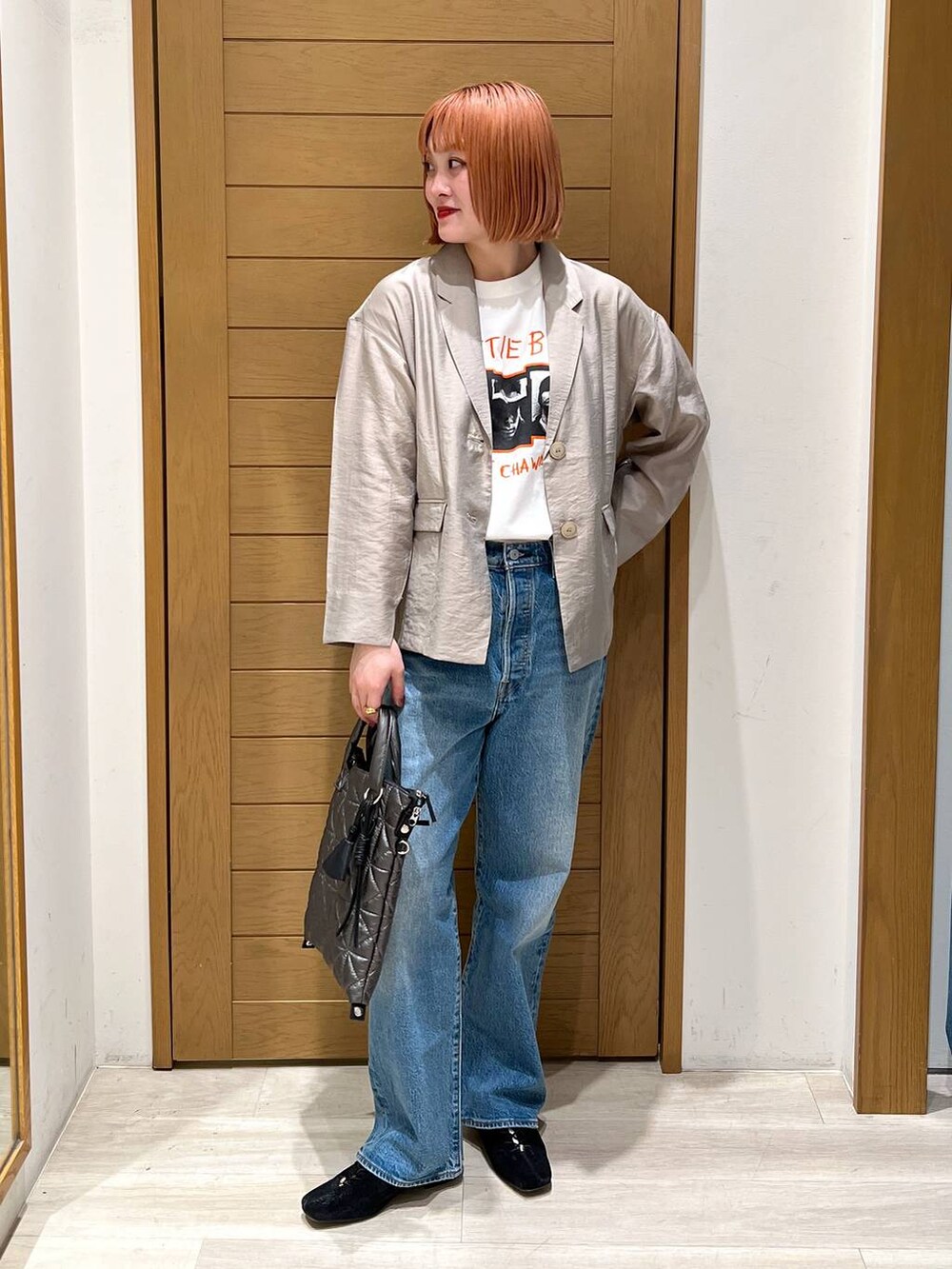 「体型カバー、着痩せ・細見え、ユニセックス、カジュアル、BAYFLOW」｜「BAYFLOWの【Levi's(R)（リーバイス(R)）】別注RIBCAGE STRAIGHT（デニムパンツ、ブルー系）」を使った、orinさん（レディース・163cm）の春コーディネートの2枚目の写真