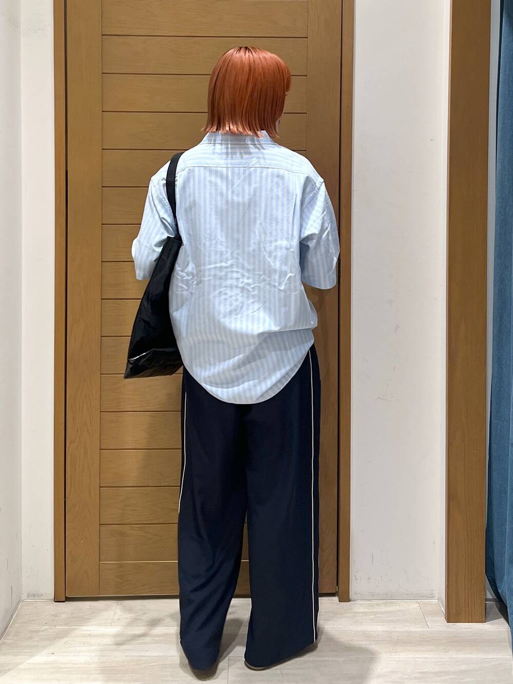 ブラック系のトートバッグ、ブルー系のその他パンツ、イエロー系のシャツ/ブラウスを着用したレディースの夏コーディネートの4枚目の写真