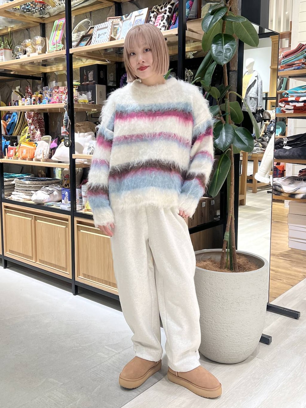 ホワイト系のその他パンツ、ホワイト系のニット/セーターを着用したレディースの冬コーディネートの5枚目の写真