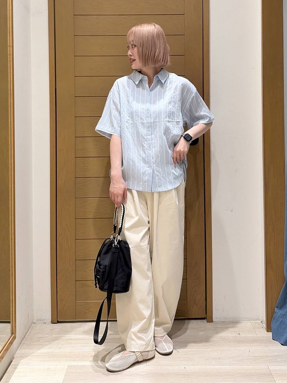 ホワイト系のその他パンツ、ホワイト系のパンプス、ベージュ系のショルダーバッグを着用したレディースの夏コーディネートの3枚目の写真