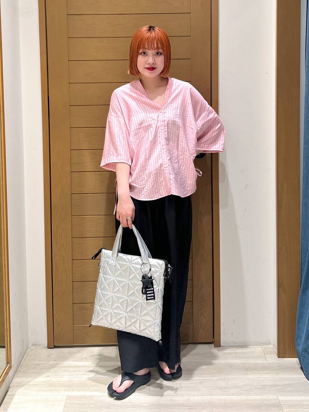 ブラック系のその他パンツ、ピンク系のシャツ/ブラウス、シルバー系のトートバッグを着用したレディースの夏コーディネートの5枚目の写真