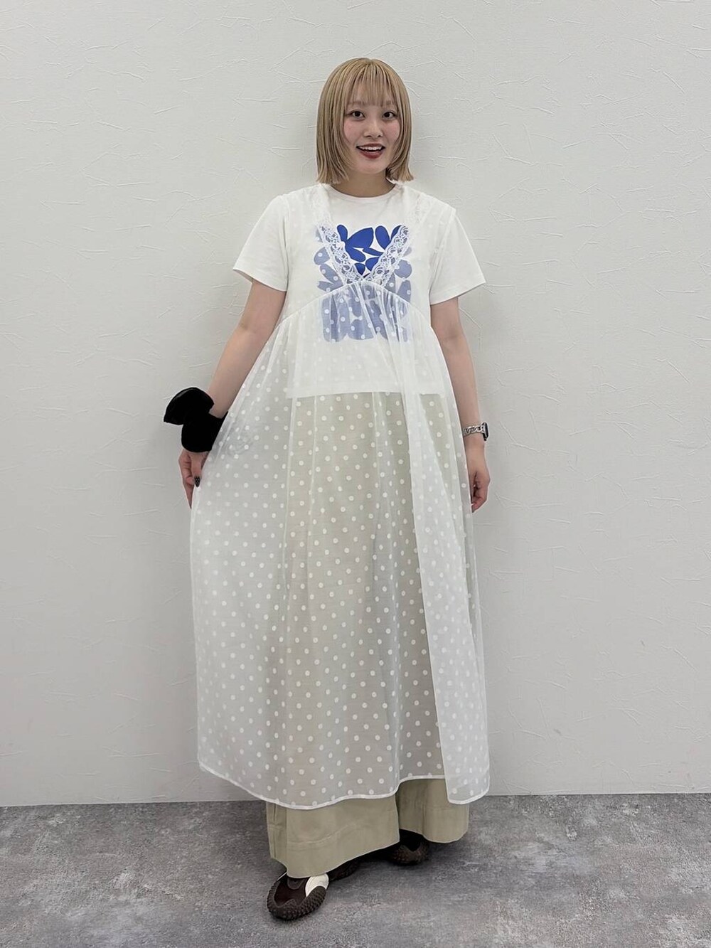 ホワイト系のワンピース、ベージュ系のチノパンツ、ホワイト系のTシャツ/カットソーを着用したレディースの夏コーディネートの2枚目の写真