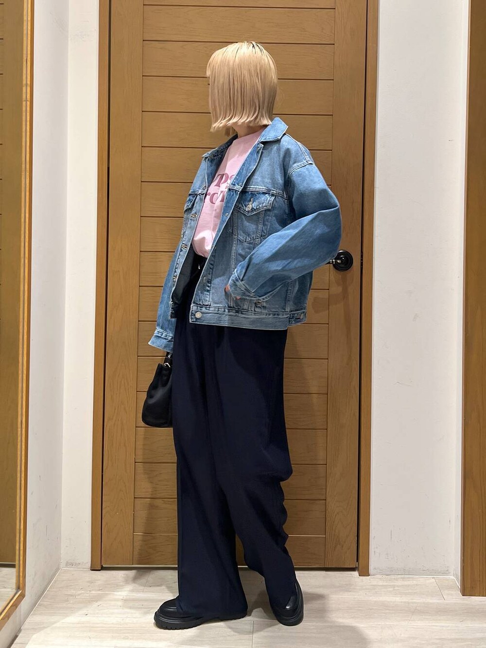 ブルー系のその他パンツ、ピンク系のTシャツ/カットソー、その他のローファーを着用したレディースの冬コーディネートの3枚目の写真