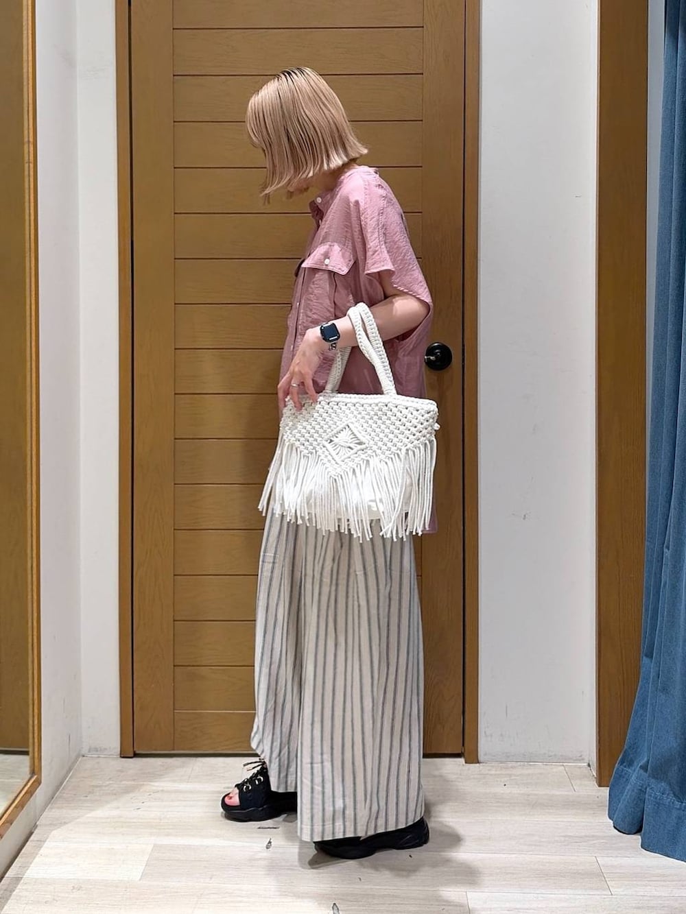 ピンク系のシャツ/ブラウス、ホワイト系のその他パンツ、ブラック系のサンダルを着用したレディースの夏コーディネートの3枚目の写真