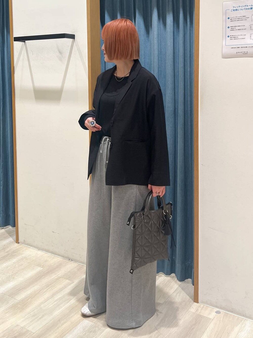 ブラック系のTシャツ/カットソー、ブルー系のハンドバッグ、グレー系のスウェットパンツを着用したレディースの春コーディネートの3枚目の写真