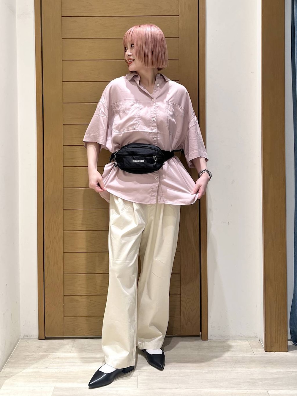 パープル系のシャツ/ブラウス、ホワイト系のその他パンツ、ブラック系のパンプスを着用したレディースの春コーディネートの3枚目の写真