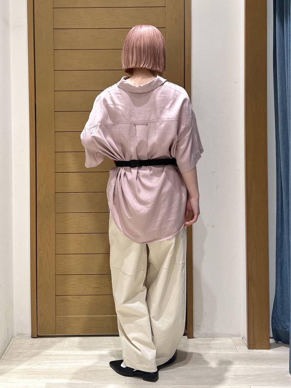 パープル系のシャツ/ブラウス、ホワイト系のその他パンツ、ブラック系のパンプスを着用したレディースの春コーディネートの5枚目の写真