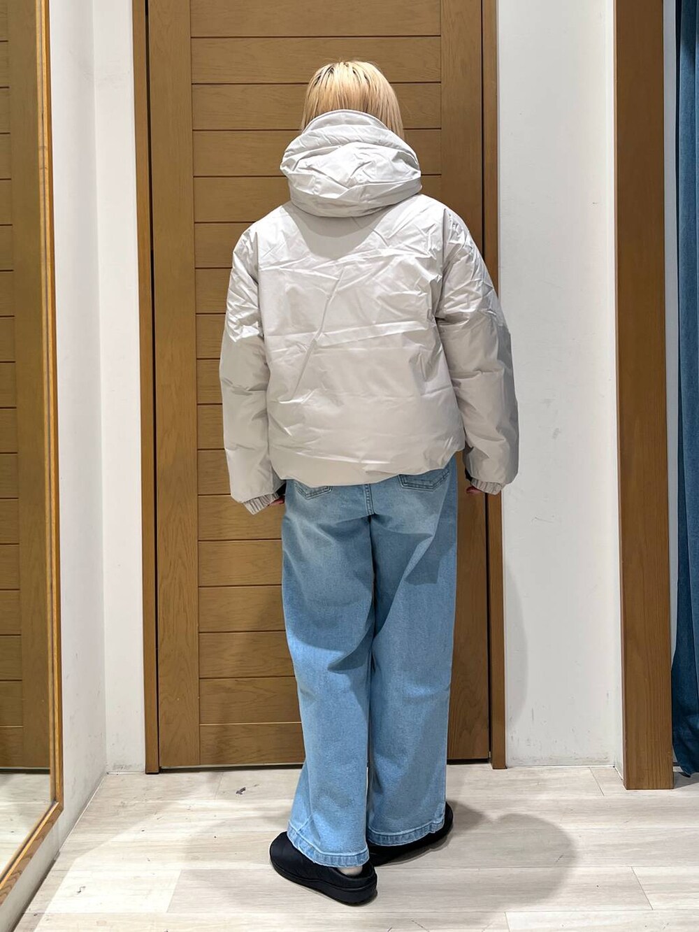 ホワイト系のダウンジャケット/コート、ブルー系のデニムパンツを着用したレディースの冬コーディネートの3枚目の写真