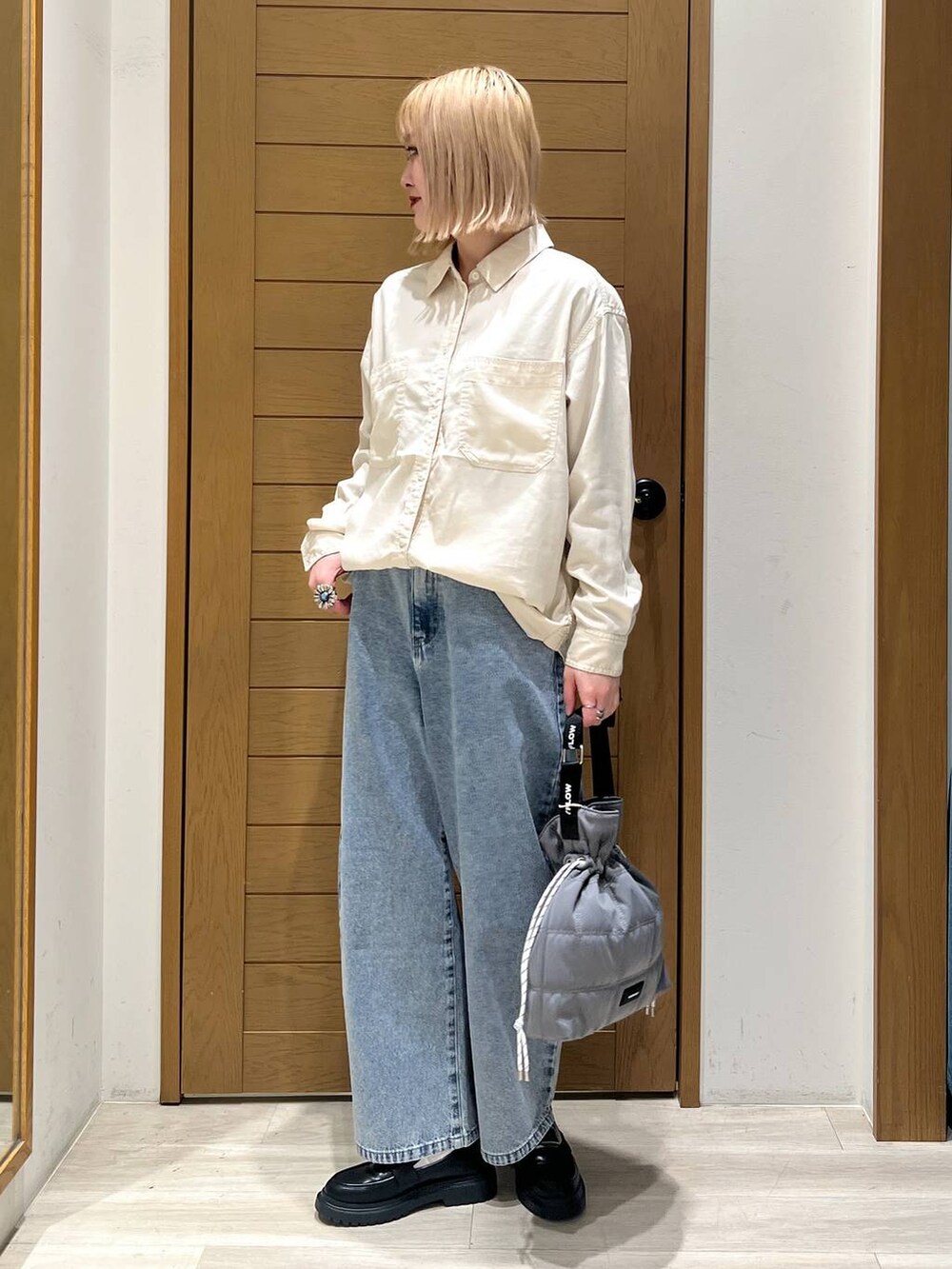 ホワイト系のシャツ/ブラウス、ブルー系のデニムパンツ、その他のローファーを着用したレディースの冬コーディネートの6枚目の写真