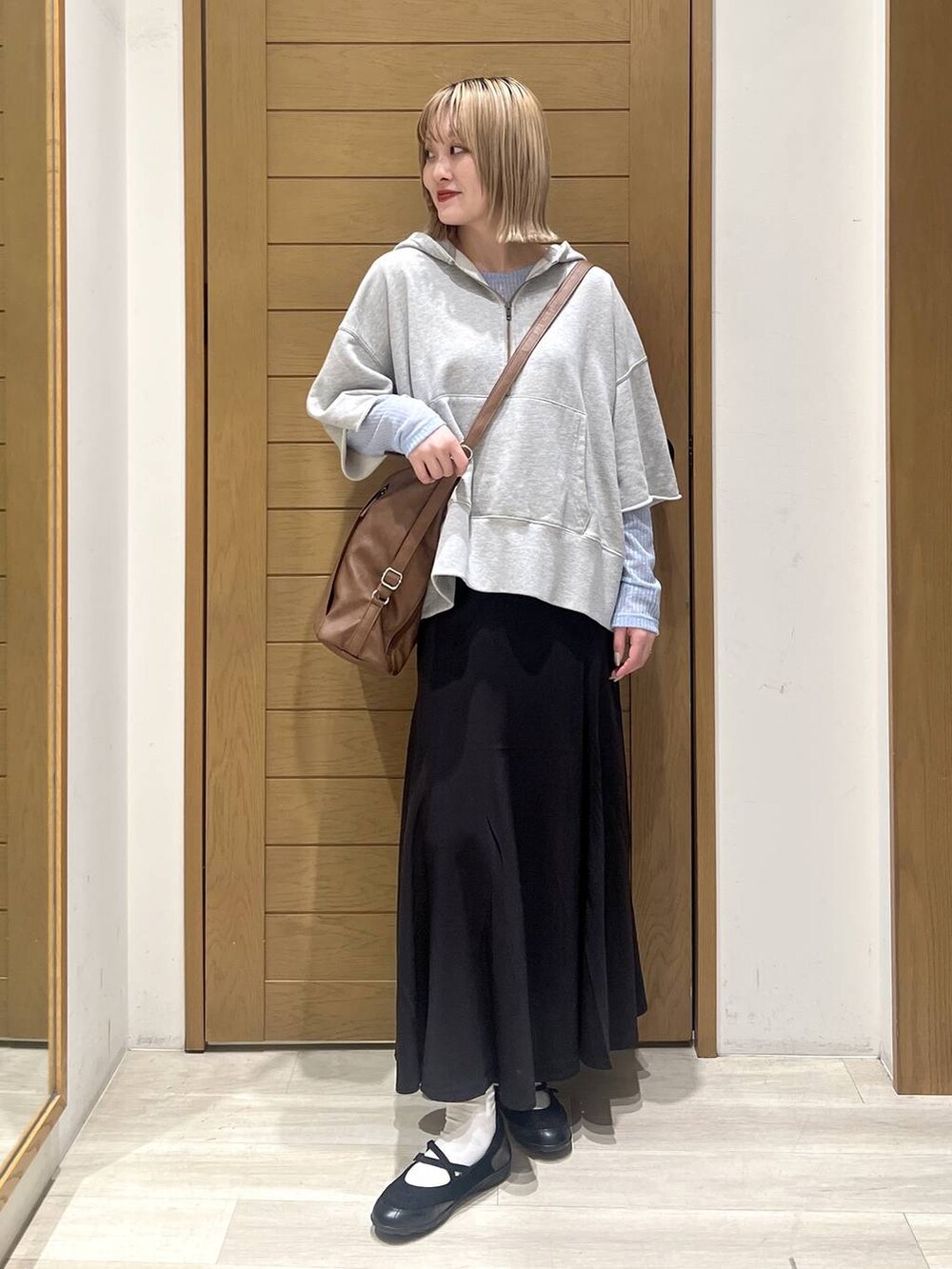 ブラック系のバレエシューズ、ブラック系のトートバッグ、ブルー系のTシャツ/カットソーを着用したレディースの春コーディネートの6枚目の写真