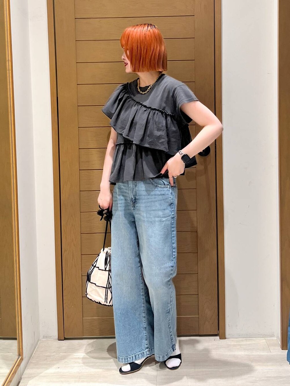 ブルー系のデニムパンツ、ブラック系のサンダル、グレー系のTシャツ/カットソーを着用したレディースの夏コーディネートの5枚目の写真