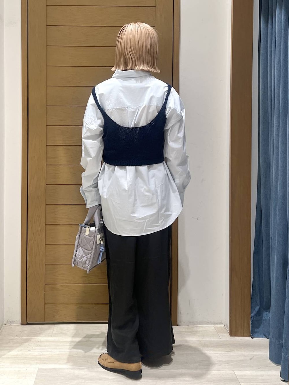グレー系のショルダーバッグ、ブラック系のローファー、ブルー系のその他トップスを着用したレディースの春コーディネートの4枚目の写真