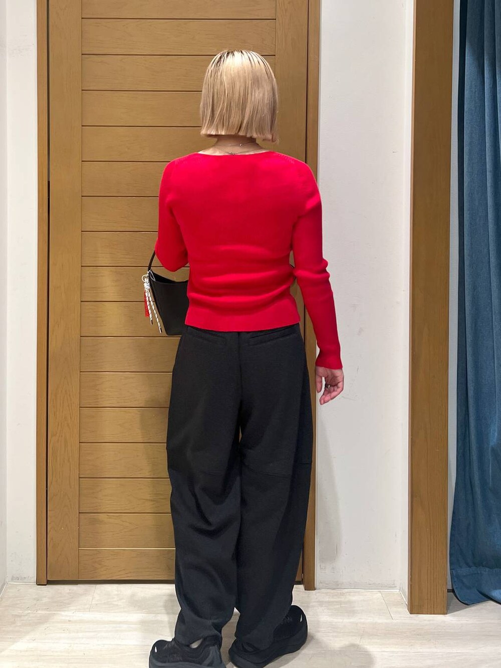 ブラック系のハンドバッグ、グレー系のカーディガン/ボレロ、グレー系のその他パンツを着用したレディースの秋コーディネートの4枚目の写真