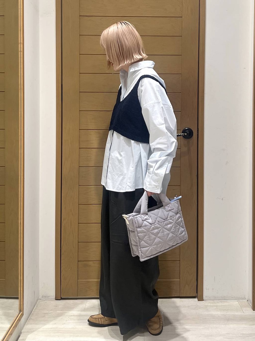グレー系のショルダーバッグ、ブラック系のローファー、ブルー系のその他トップスを着用したレディースの春コーディネートの3枚目の写真