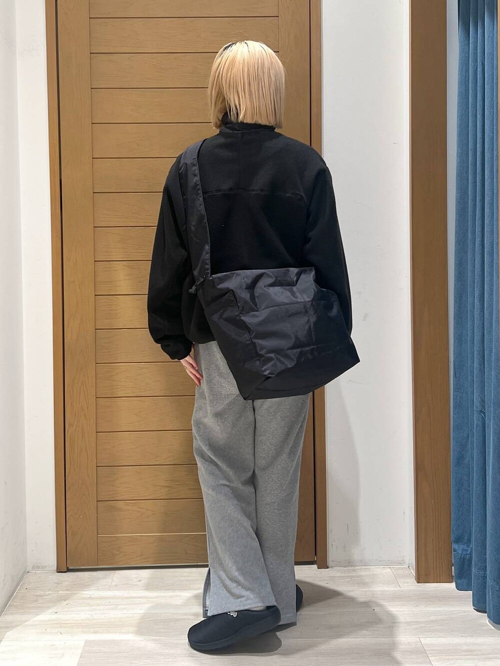 「カジュアル、BAYFLOW、体型カバー、着痩せ・細見え、ユニセックス」｜「BAYFLOWの[セットアップで着用可能]スウェットスリットパンツ（スウェットパンツ、グレー系）」を使った、orinさん（レディース・163cm）の冬コーディネートの4枚目の写真