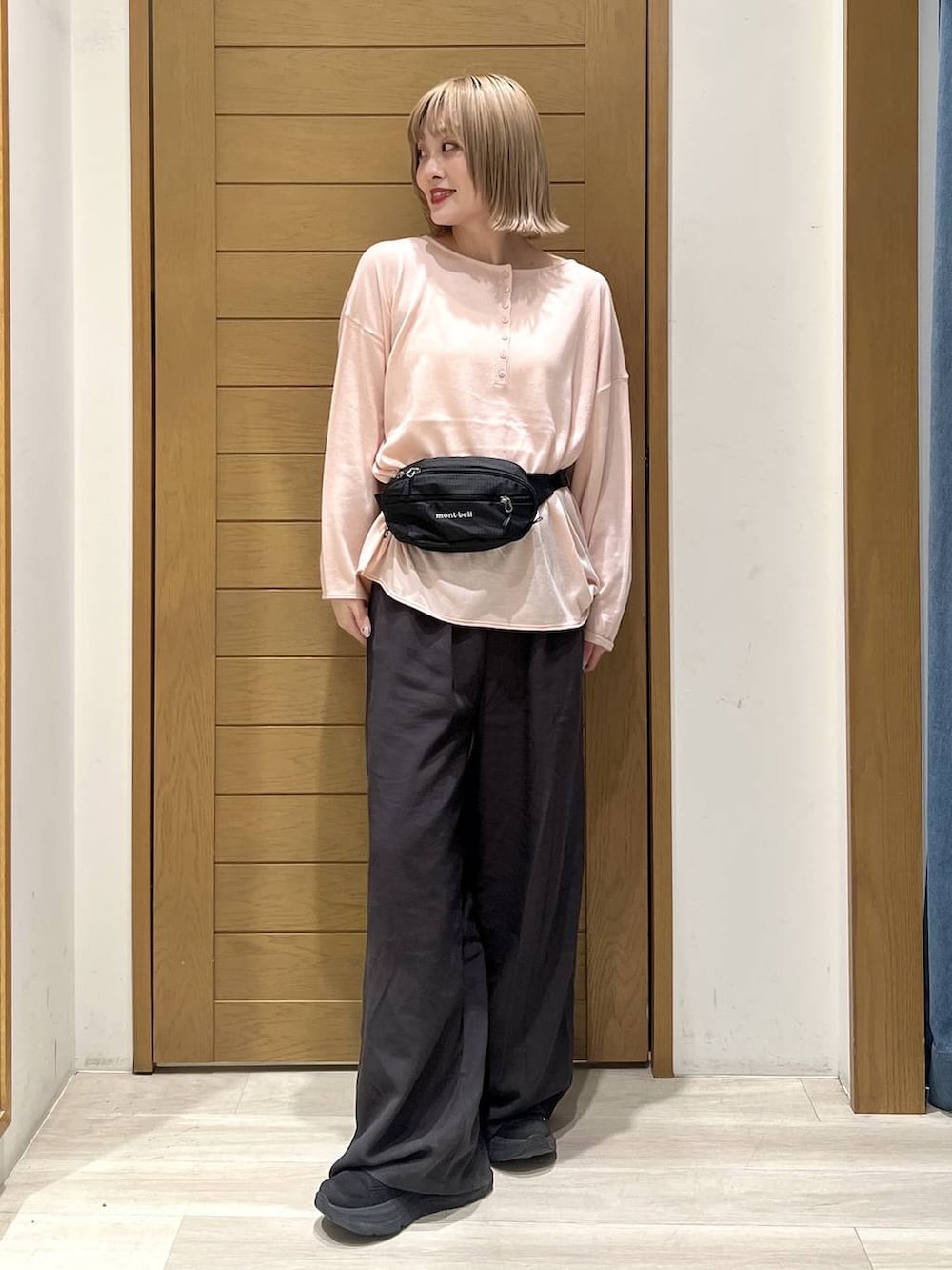 グレー系のその他パンツ、ピンク系のニット/セーターを着用したレディースの春コーディネートの2枚目の写真