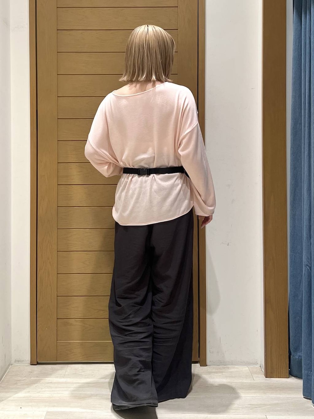 グレー系のその他パンツ、ピンク系のニット/セーターを着用したレディースの春コーディネートの4枚目の写真