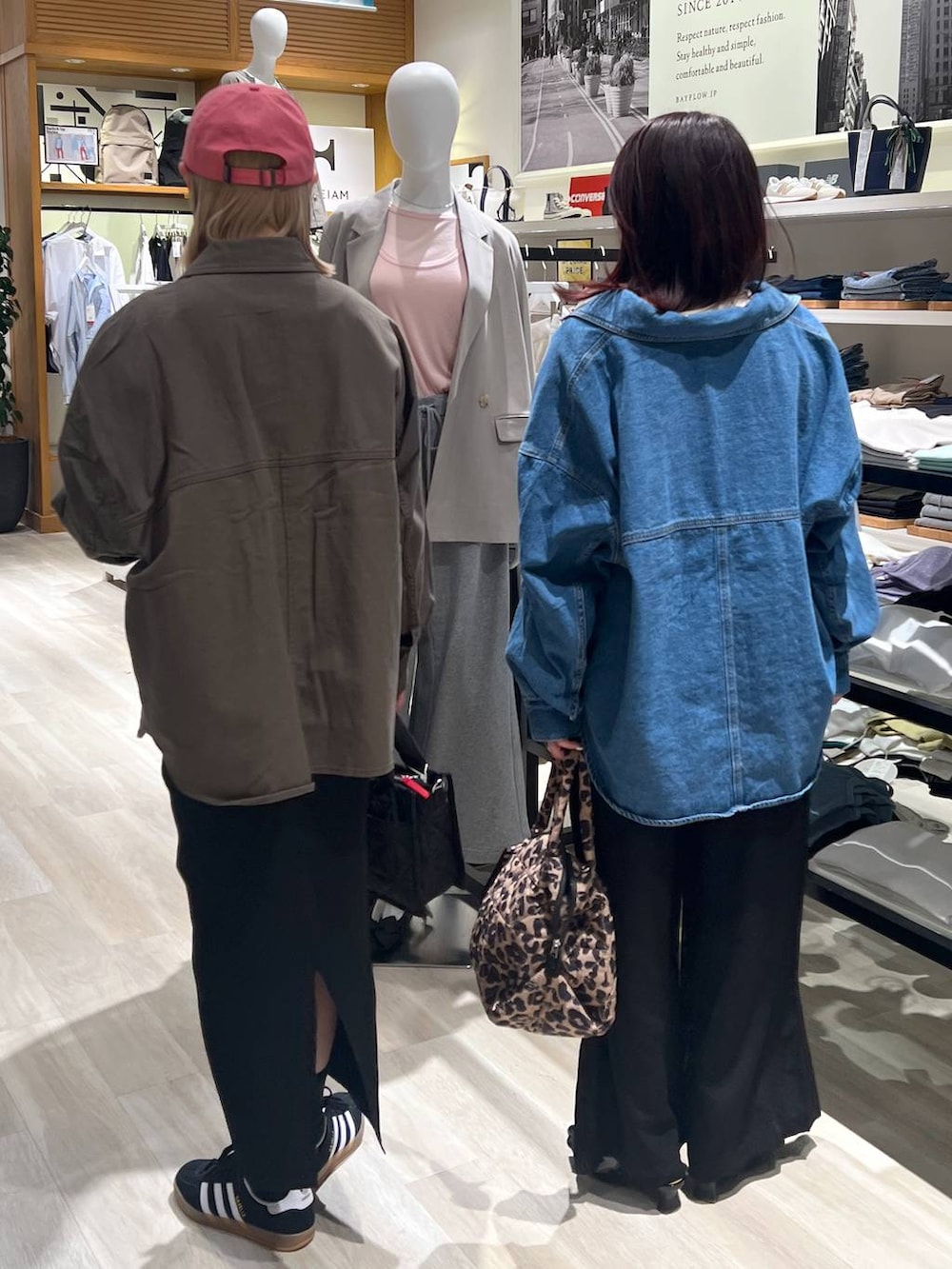 「カジュアル、ユニセックス、体型カバー、着痩せ・細見え、BAYFLOW、リンクコーデ」|「adidasの【adidas(アディダス)】GAZELLEINDOOR(WOMENS)(スニーカー、ブラック系)」を使った、orinさん(レディース・163cm)の春コーディネートの4枚目の写真