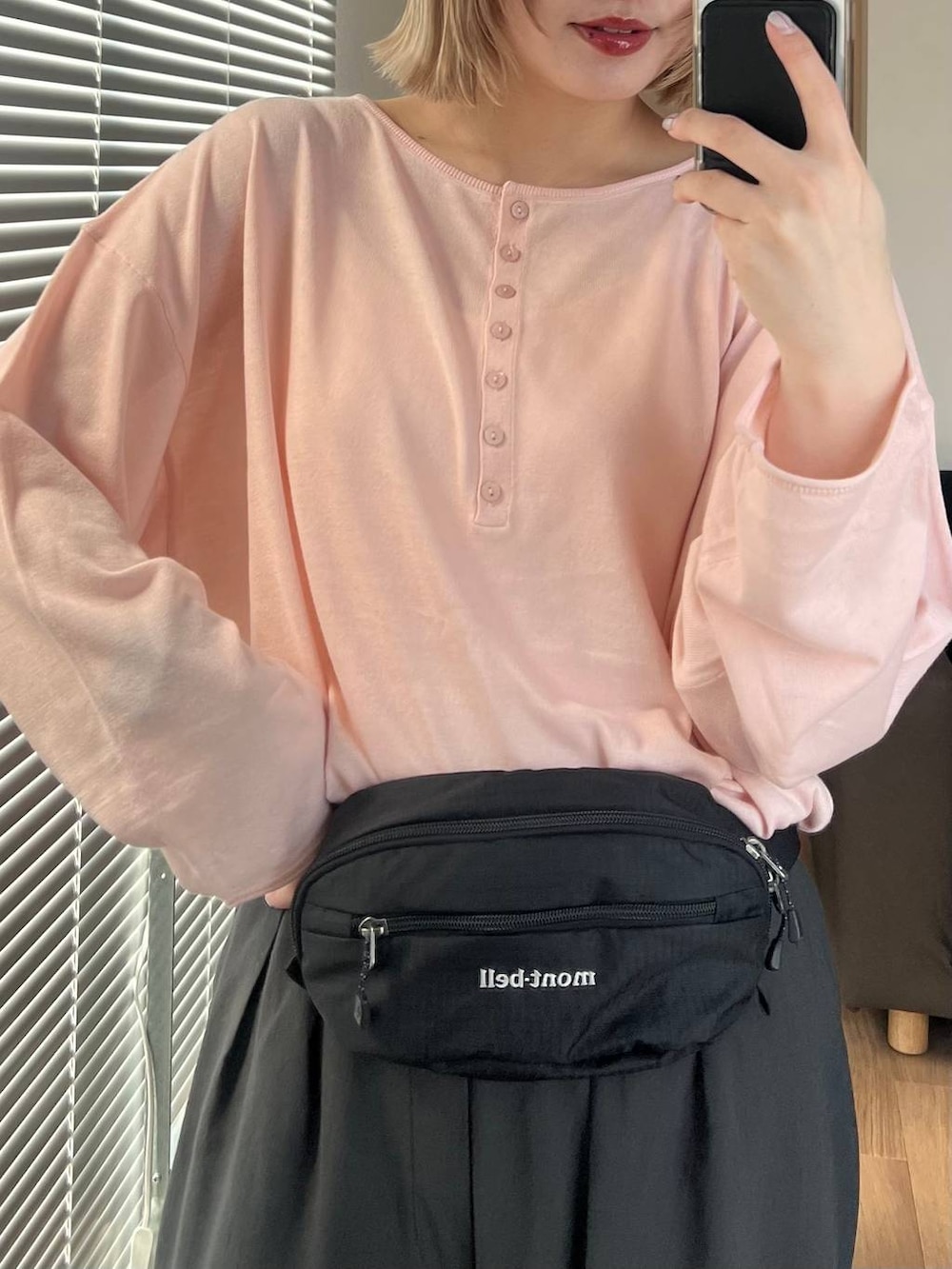 ピンク系のニット/セーターを着用したレディースの春コーディネートの2枚目の写真