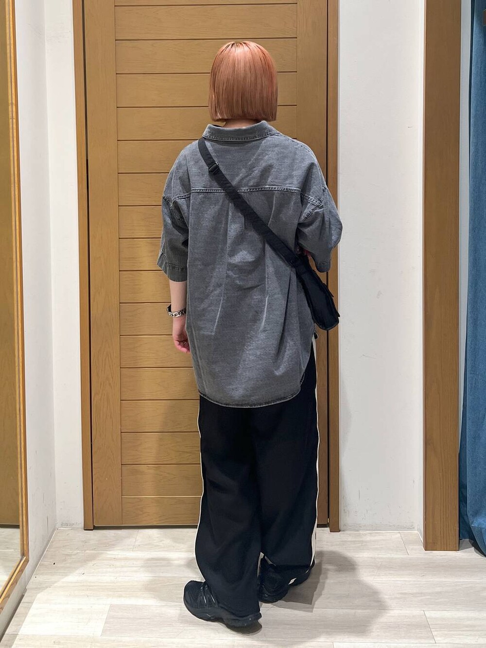 ブラック系のショルダーバッグ、グレー系のシャツ/ブラウス、ブラック系のその他パンツを着用したレディースの春コーディネートの4枚目の写真