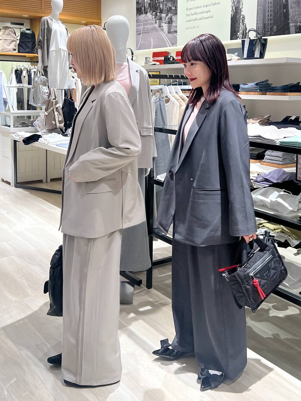 その他のパンプス、ベージュ系のその他パンツ、グレー系のテーラードジャケットを着用したレディースの春コーディネートの3枚目の写真