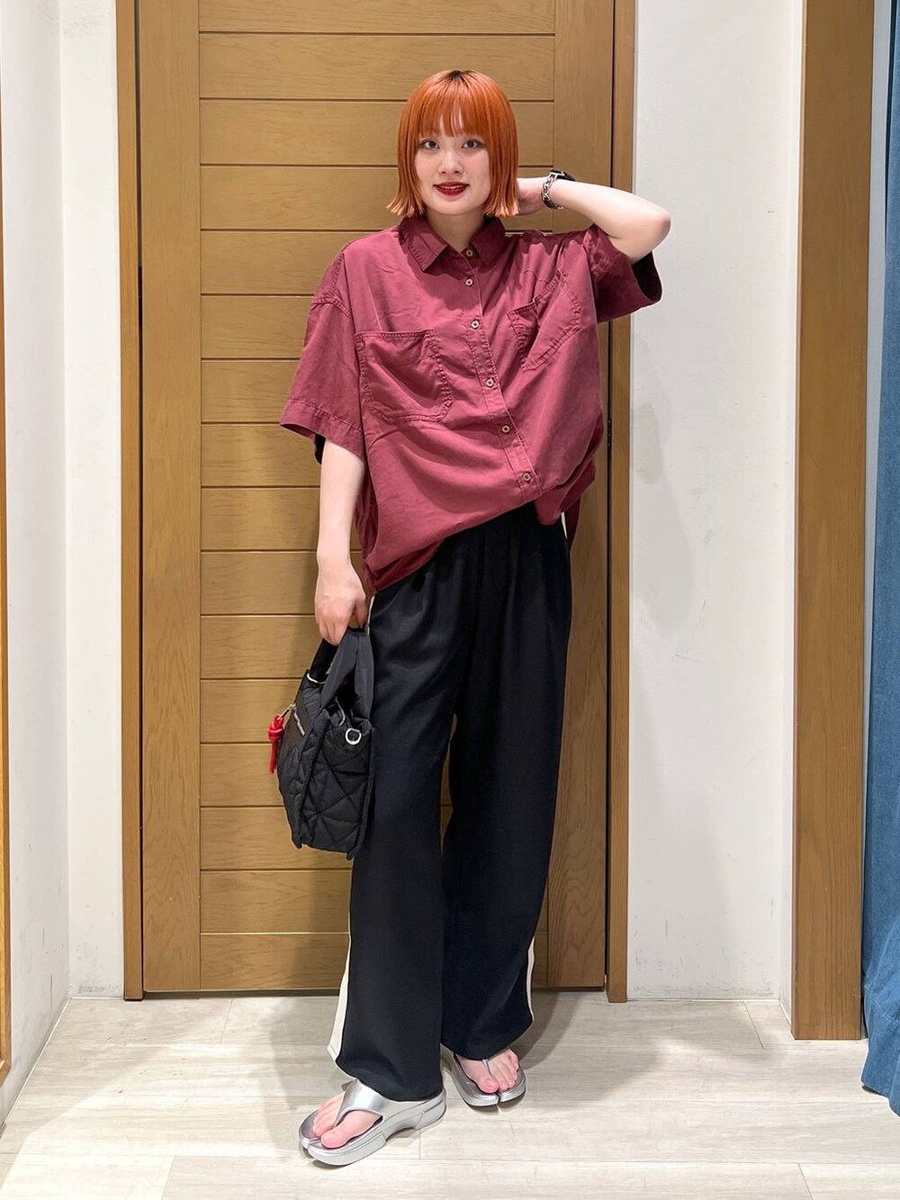 シルバー系のサンダル、レッド系のシャツ/ブラウス、ブラック系のショルダーバッグを着用したレディースの夏コーディネートの6枚目の写真