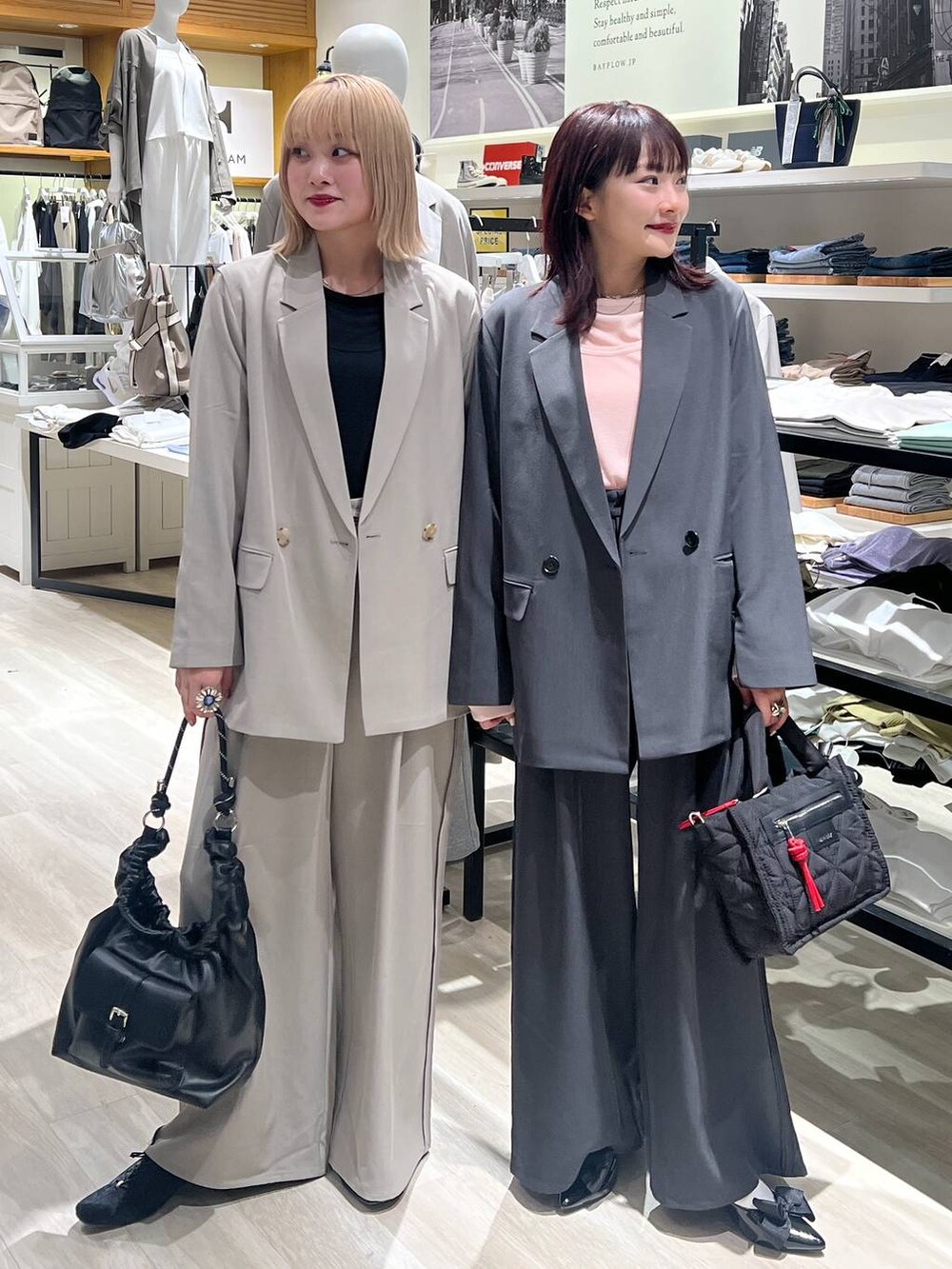 その他のパンプス、ベージュ系のその他パンツ、グレー系のテーラードジャケットを着用したレディースの春コーディネートの2枚目の写真