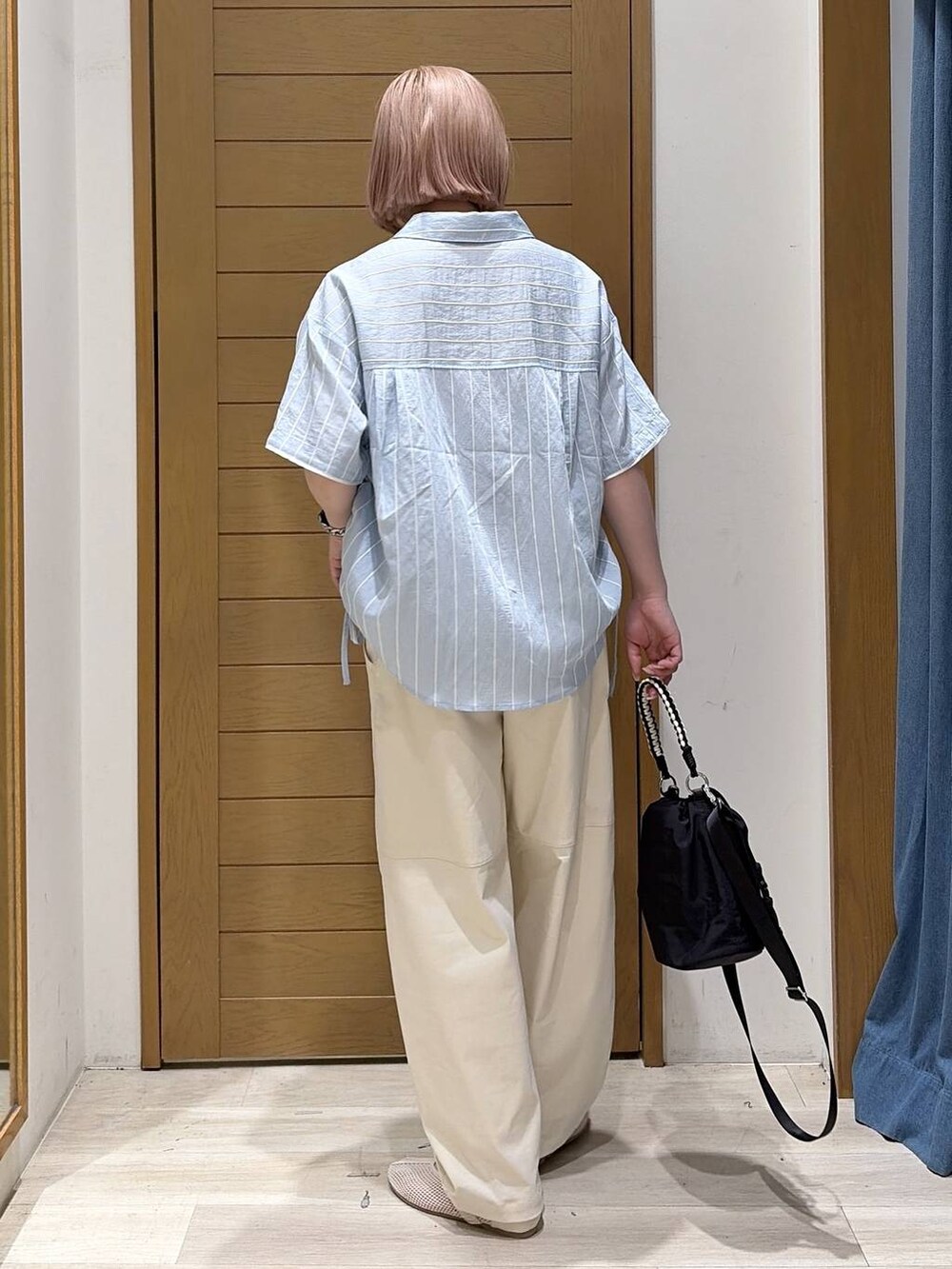 ホワイト系のその他パンツ、ホワイト系のパンプス、ベージュ系のショルダーバッグを着用したレディースの夏コーディネートの4枚目の写真