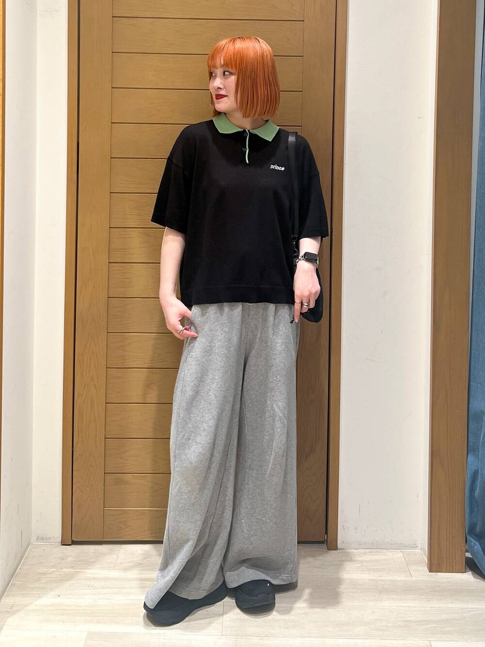 ブラック系のスカート、グレー系のスウェットパンツ、ブラック系のニット/セーターを着用したレディースの春コーディネートの2枚目の写真