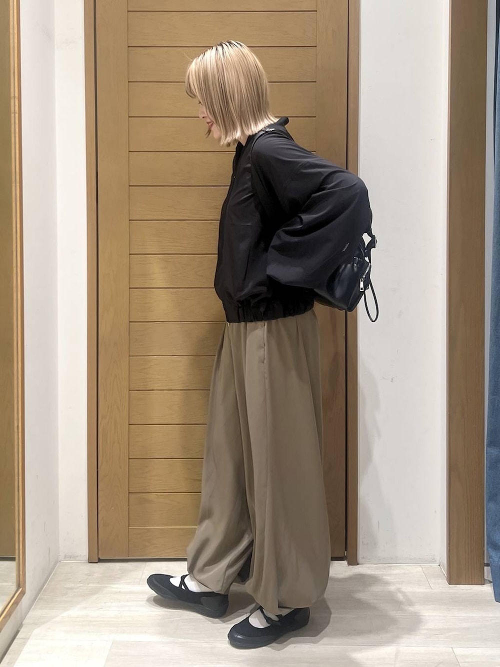 ブラック系のバレエシューズ、ブラック系のバックパック/リュック、ブラック系のブルゾンを着用したレディースの春コーディネートの3枚目の写真