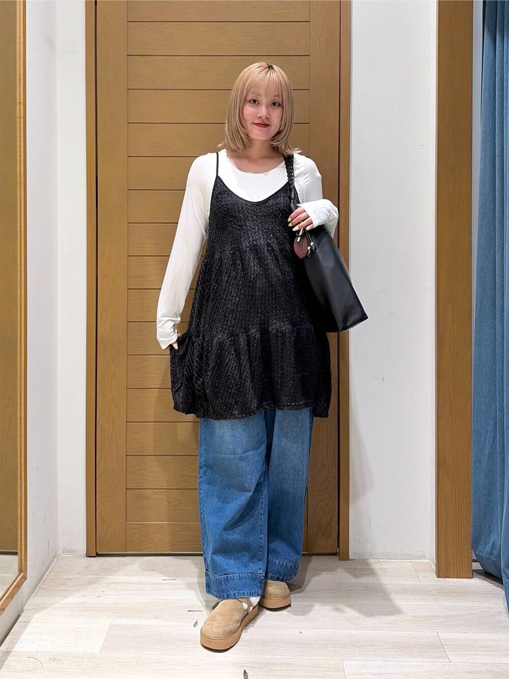 ブルー系のその他パンツ、ベージュ系のその他シューズ、ホワイト系のTシャツ/カットソーを着用したレディースの秋コーディネートの4枚目の写真