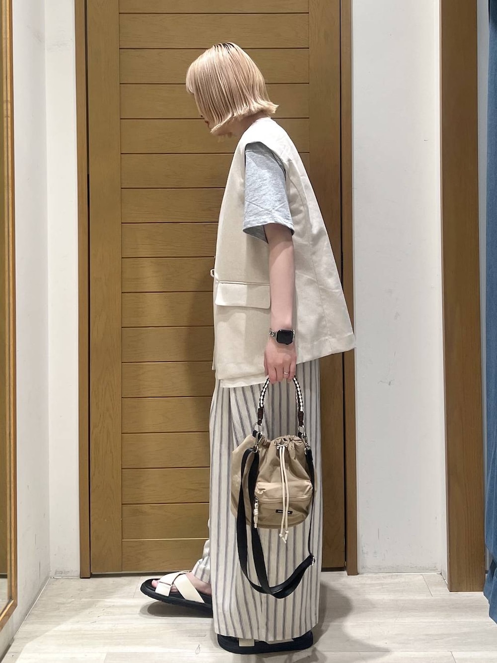 ホワイト系のその他パンツ、ベージュ系のショルダーバッグ、ホワイト系のサンダルを着用したレディースの春コーディネートの4枚目の写真