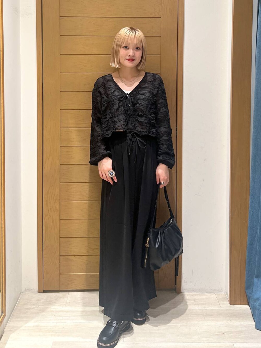 ブラック系のその他パンツ、ブラック系のローファー、ブラック系のトートバッグを着用したレディースの秋コーディネートの7枚目の写真