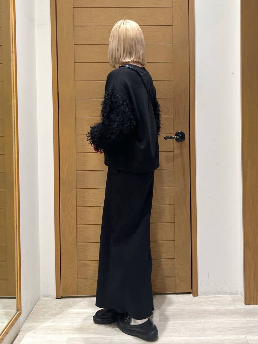 グレー系のショルダーバッグ、その他のローファー、ブラック系のスカートを着用したレディースの冬コーディネートの4枚目の写真