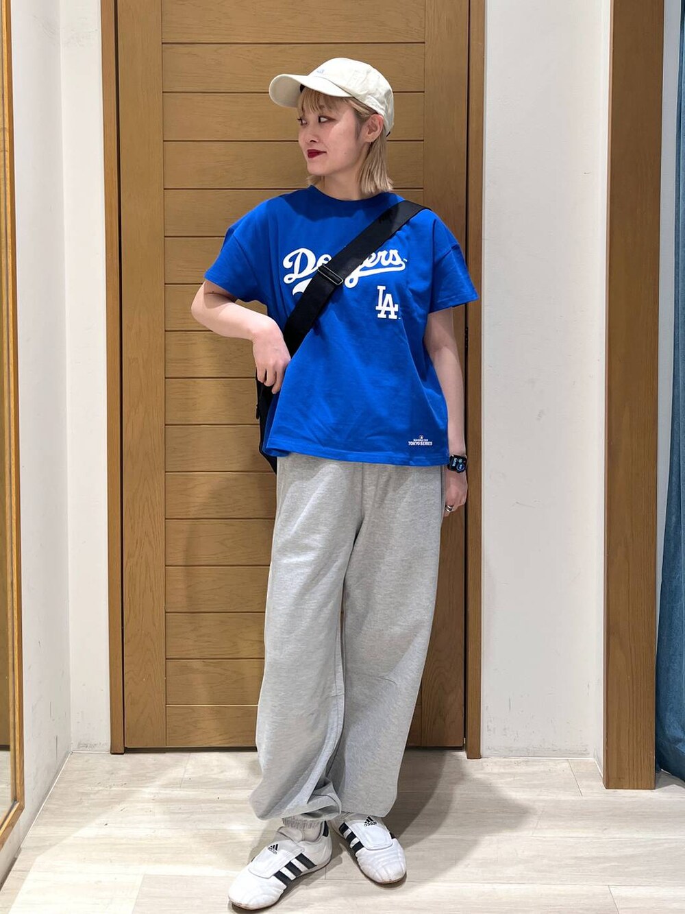 ブラック系のショルダーバッグ、グレー系のその他パンツ、ブルー系のTシャツ/カットソーを着用したレディースの春コーディネートの2枚目の写真