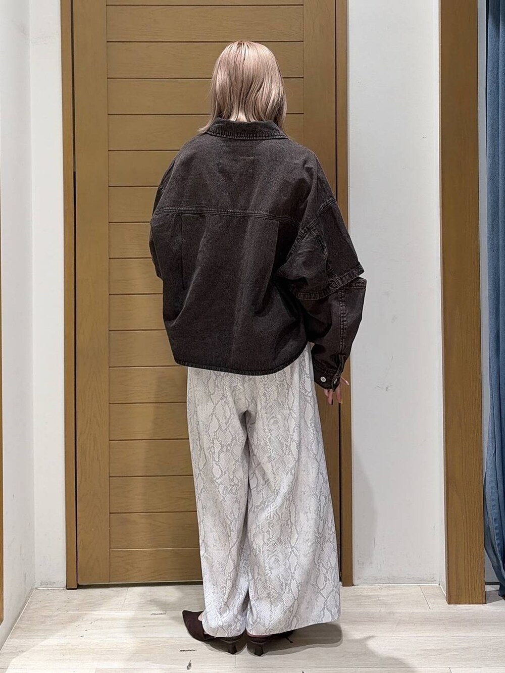 ブラウン系のパンプス、ブラウン系のシャツ/ブラウス、その他のその他パンツを着用したレディースの秋コーディネートの4枚目の写真