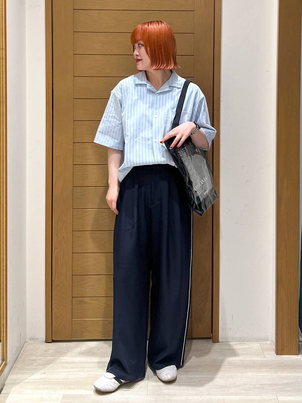 ブラック系のトートバッグ、ブルー系のその他パンツ、イエロー系のシャツ/ブラウスを着用したレディースの夏コーディネートの3枚目の写真