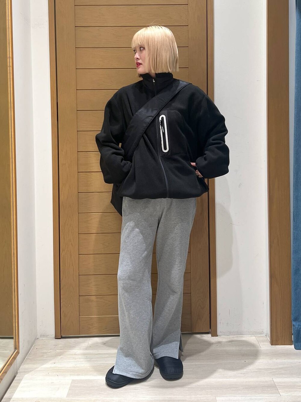 「カジュアル、BAYFLOW、体型カバー、着痩せ・細見え、ユニセックス」｜「BAYFLOWの[セットアップで着用可能]スウェットスリットパンツ（スウェットパンツ、グレー系）」を使った、orinさん（レディース・163cm）の冬コーディネートの5枚目の写真