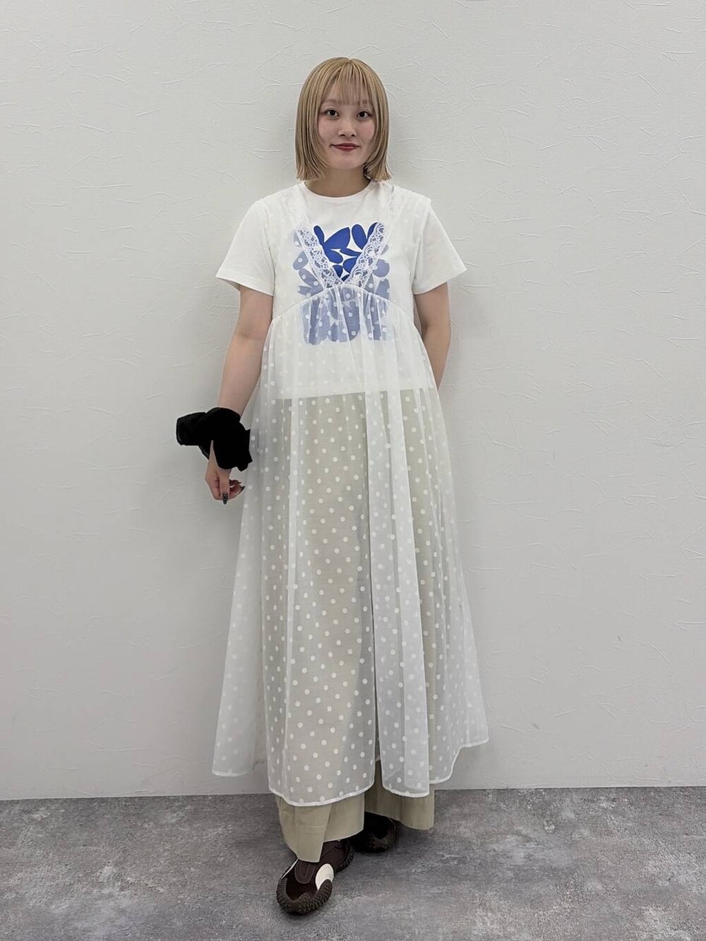 ホワイト系のワンピース、ベージュ系のチノパンツ、ホワイト系のTシャツ/カットソーを着用したレディースの夏コーディネートの5枚目の写真