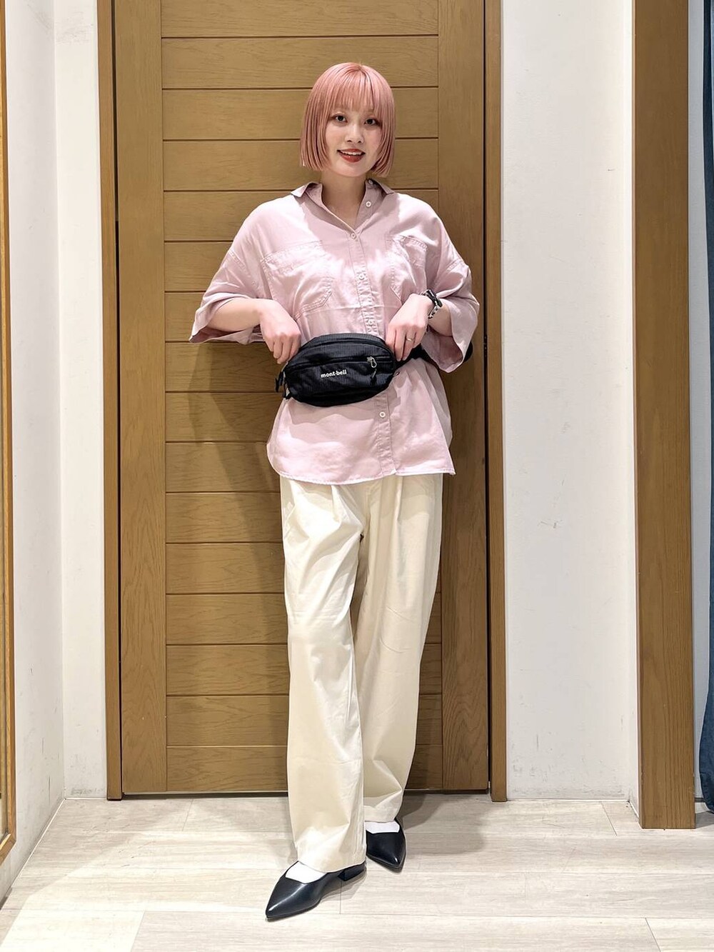 パープル系のシャツ/ブラウス、ホワイト系のその他パンツ、ブラック系のパンプスを着用したレディースの春コーディネートの6枚目の写真