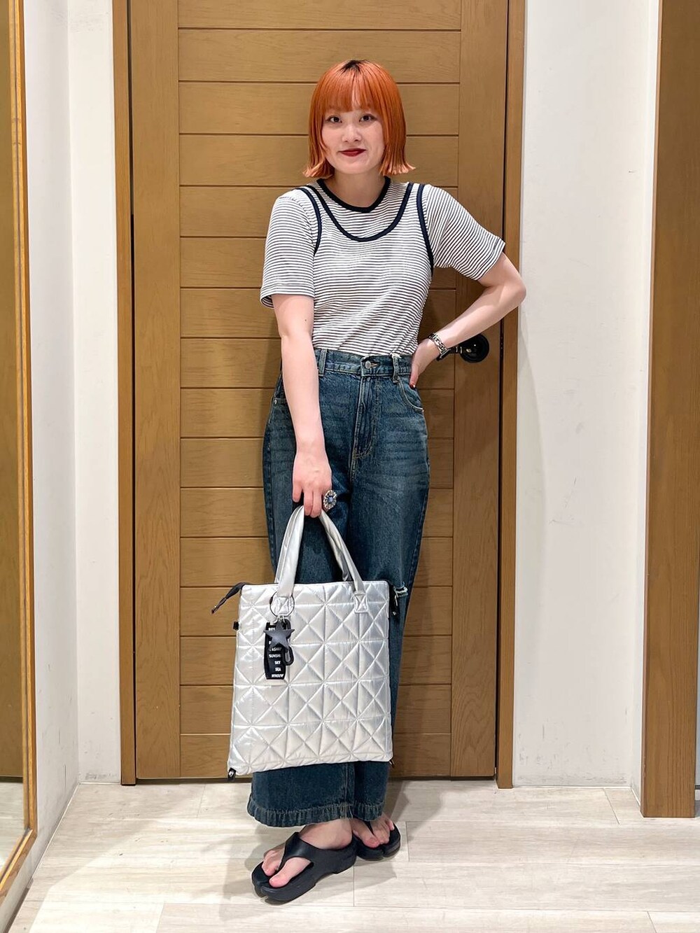ブラック系のサンダル、ホワイト系のTシャツ/カットソー、シルバー系のトートバッグを着用したレディースの夏コーディネートの5枚目の写真